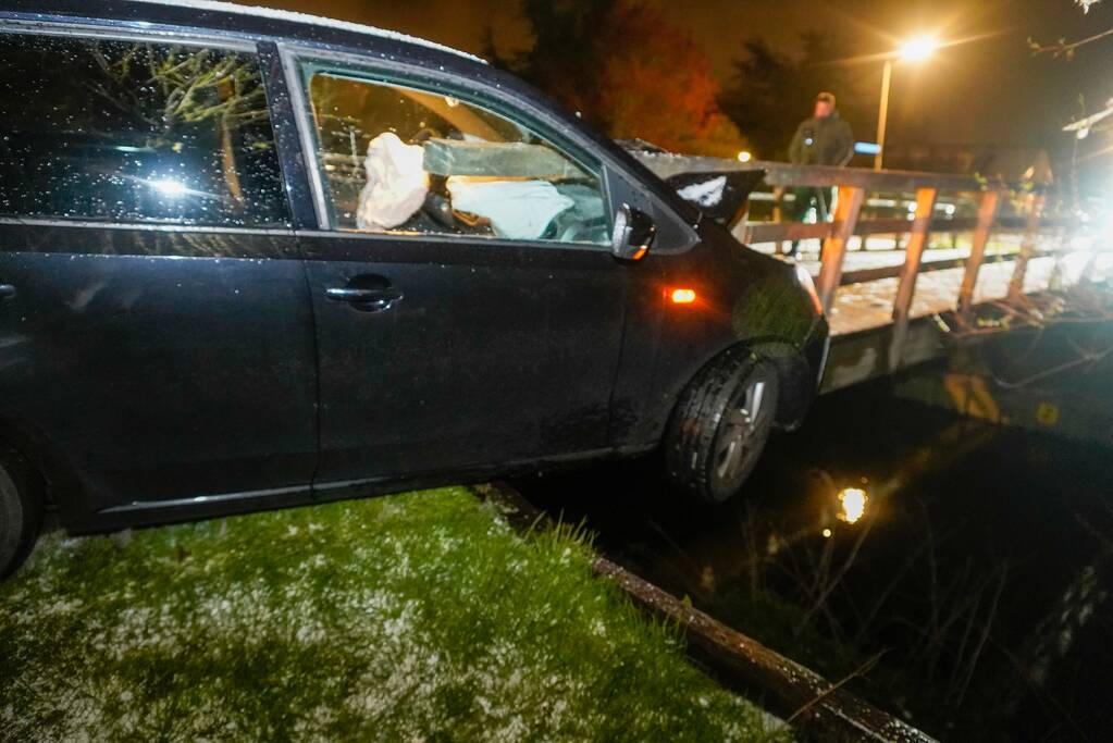 Auto knalt tegen reling brug