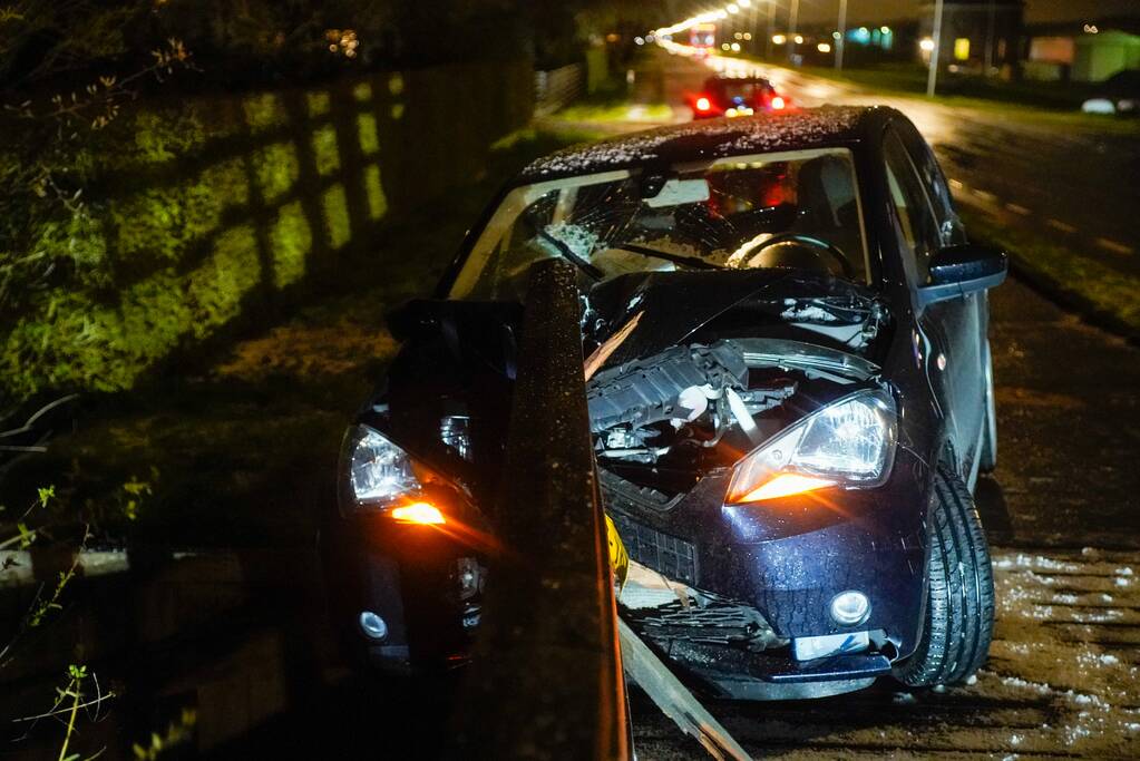 Auto knalt tegen reling brug