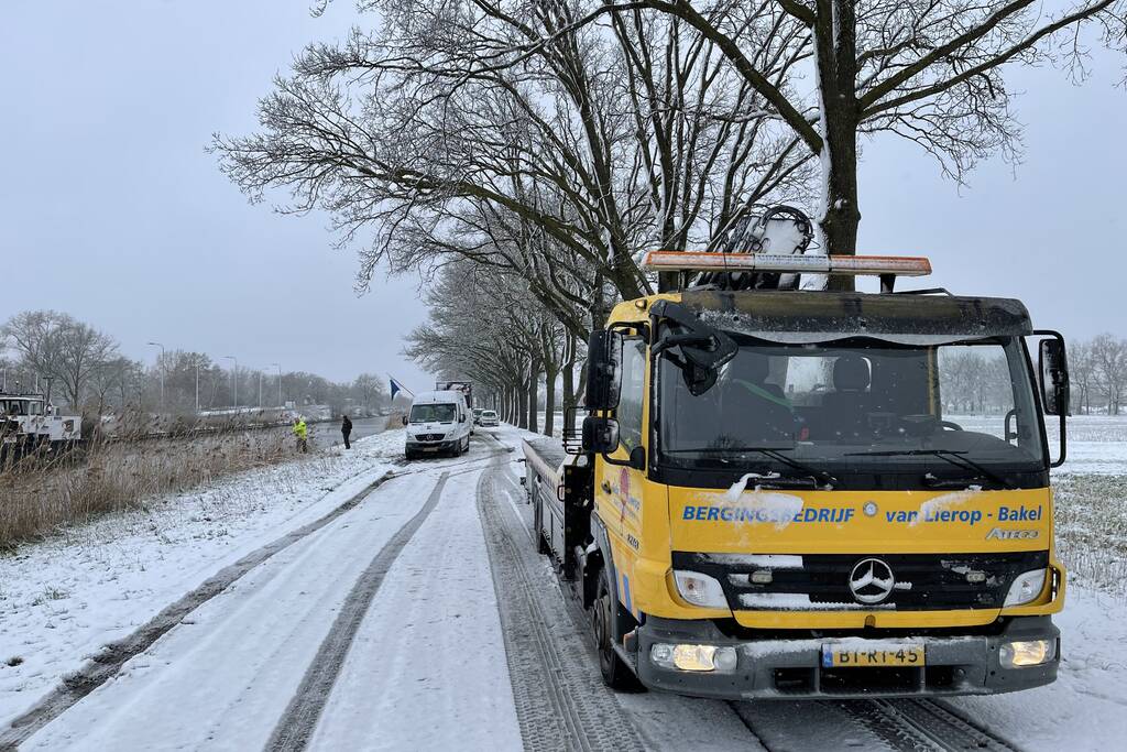 Twee personenwagens uit Zuid-Willemsvaart gehaald