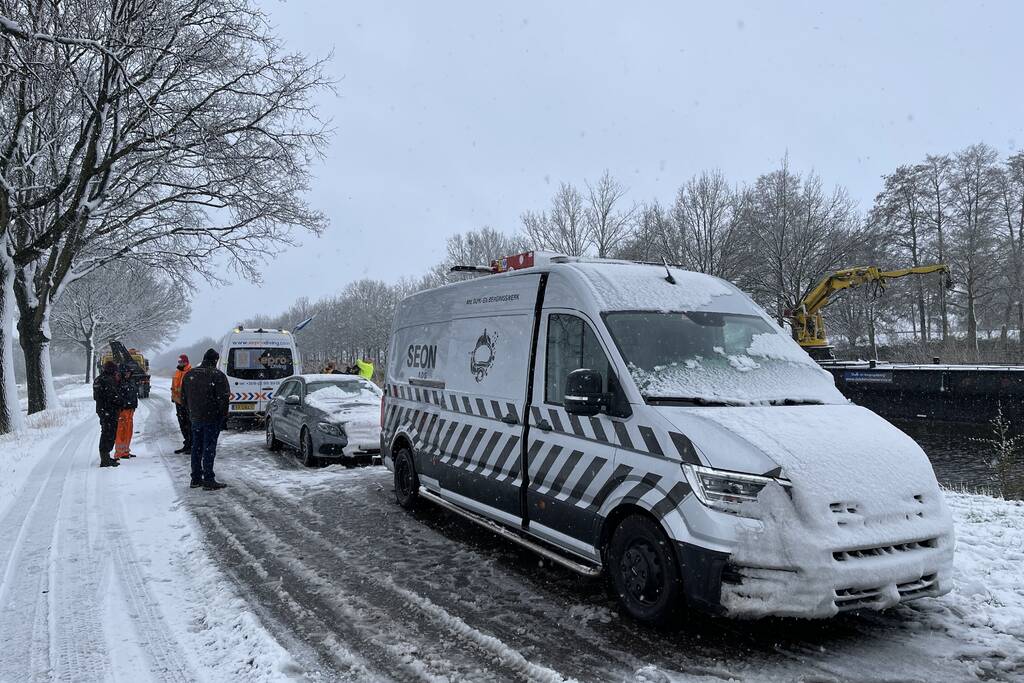 Twee personenwagens uit Zuid-Willemsvaart gehaald
