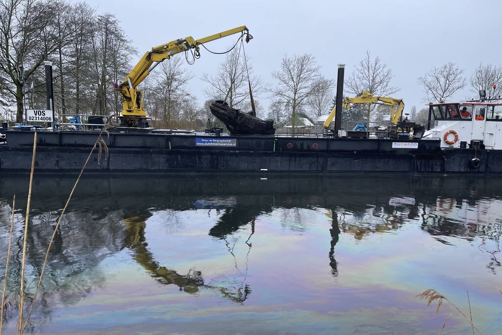 Twee personenwagens uit Zuid-Willemsvaart gehaald
