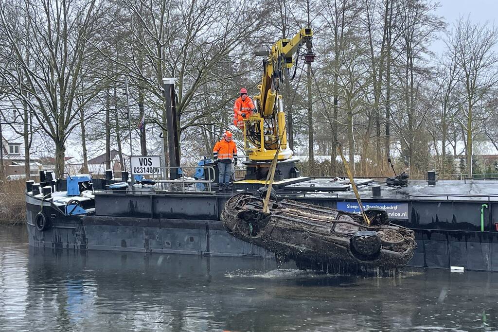 Twee personenwagens uit Zuid-Willemsvaart gehaald