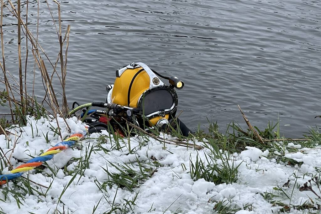 Twee personenwagens uit Zuid-Willemsvaart gehaald