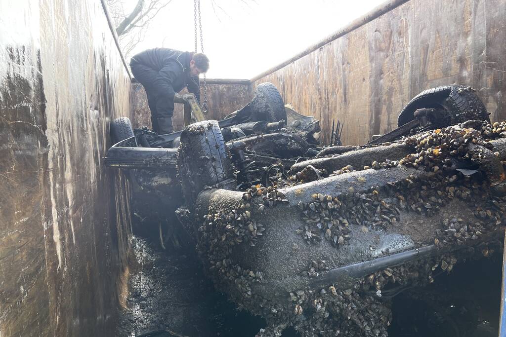 Twee personenwagens uit Zuid-Willemsvaart gehaald