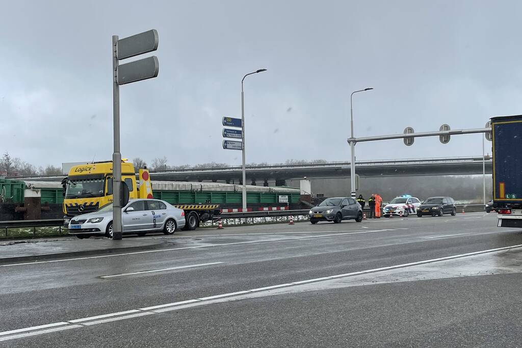 Persoon valt in ruim van boot tijdens lossen