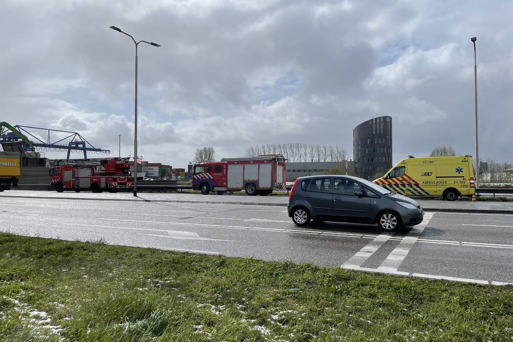 Persoon valt in ruim van boot tijdens lossen