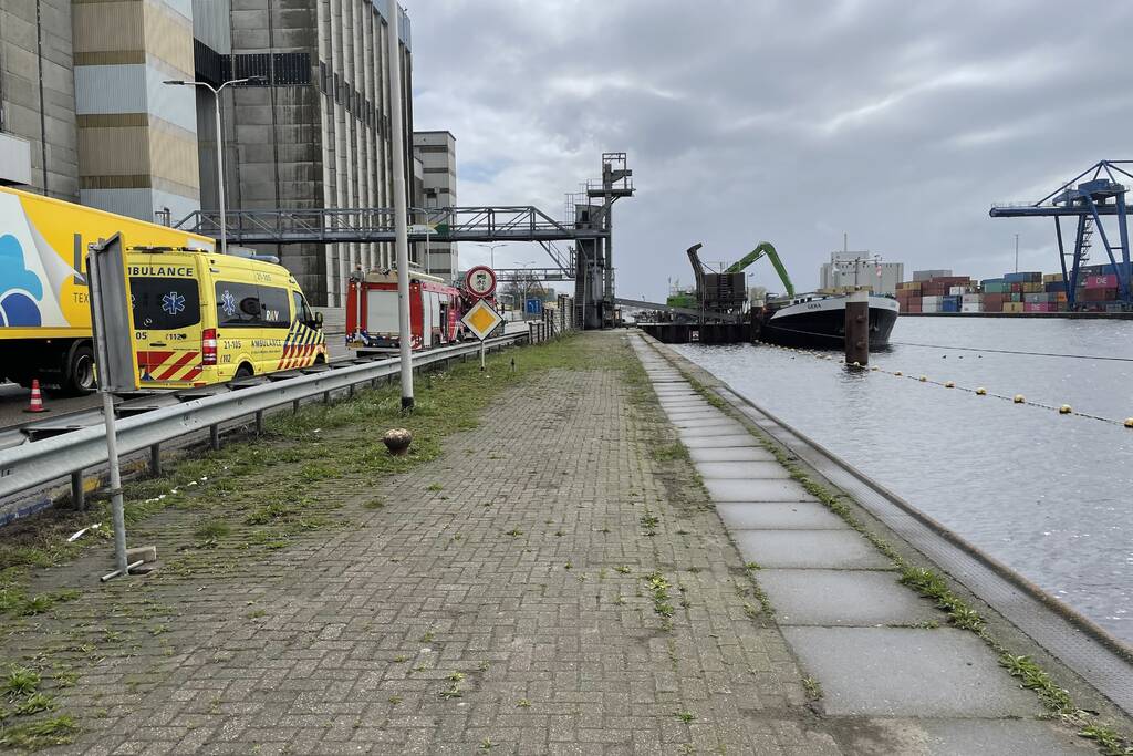 Persoon valt in ruim van boot tijdens lossen
