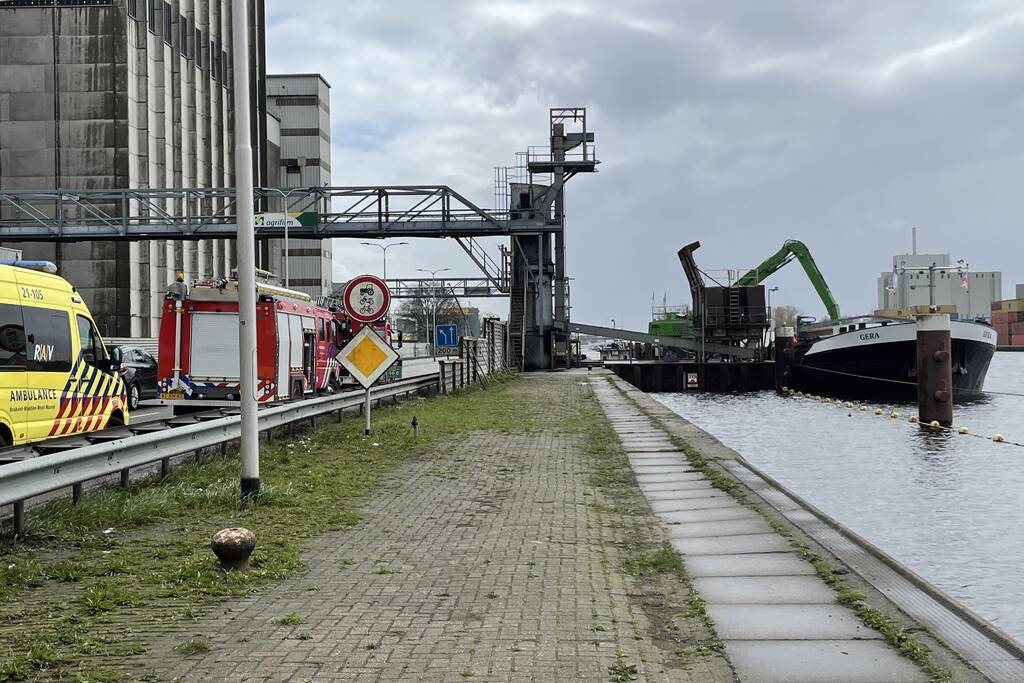 Persoon valt in ruim van boot tijdens lossen