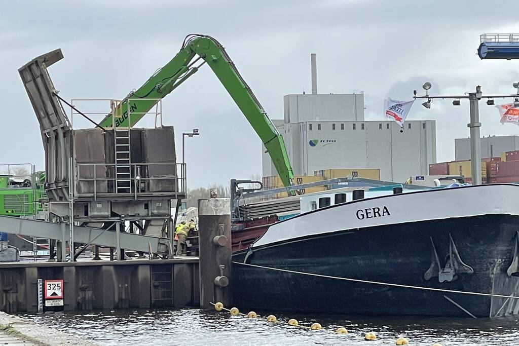 Persoon valt in ruim van boot tijdens lossen