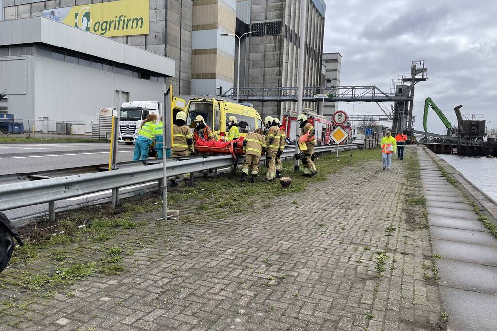 Persoon valt in ruim van boot tijdens lossen