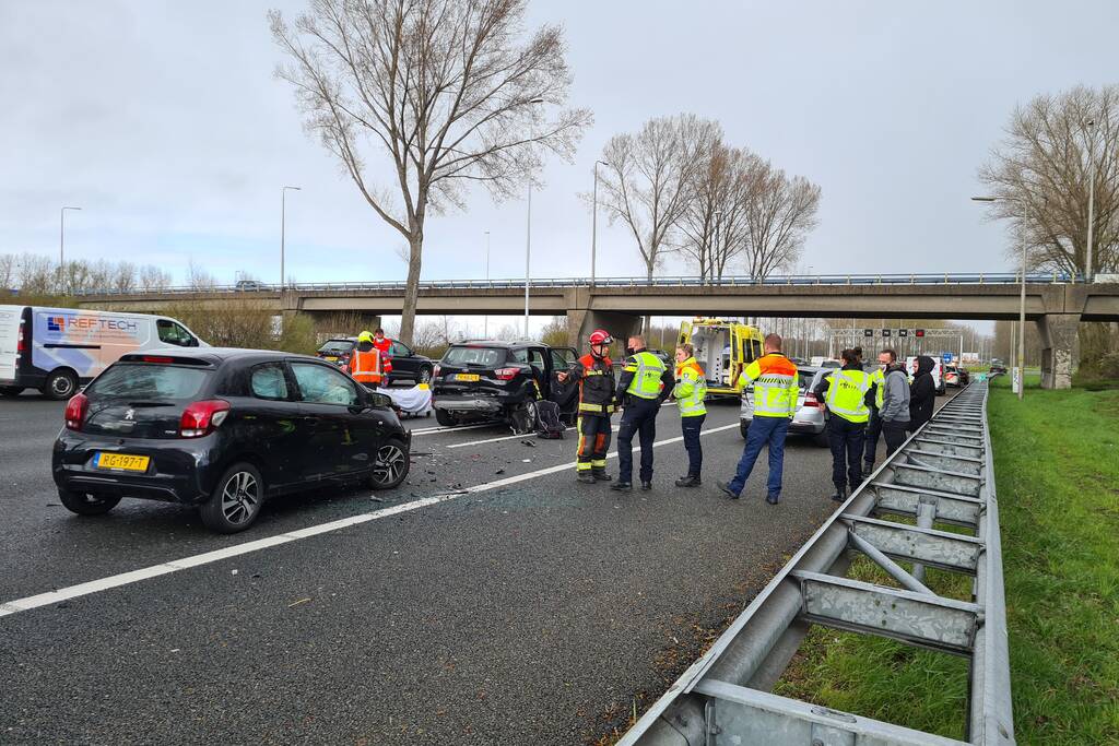 Veel schade na botsing met meerdere voertuigen