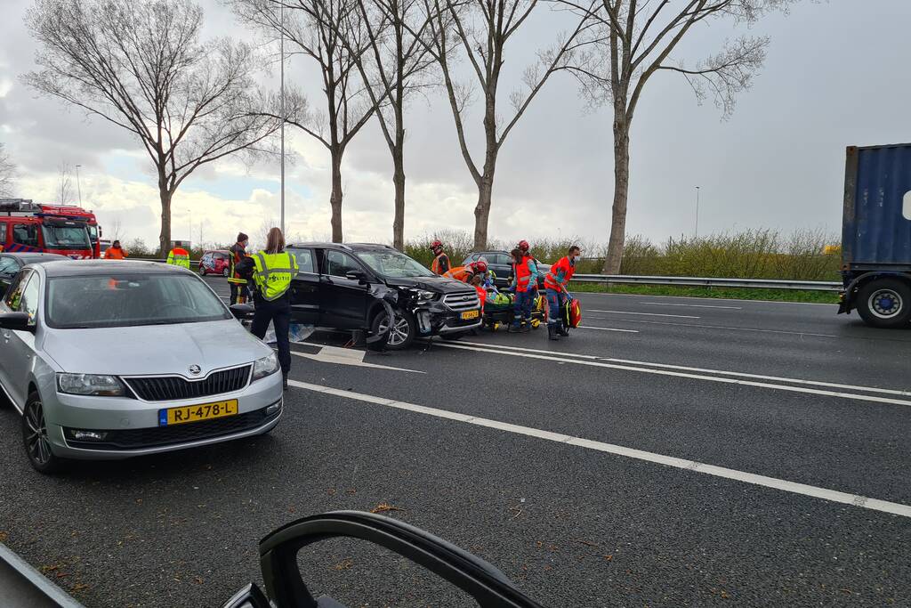 Veel schade na botsing met meerdere voertuigen