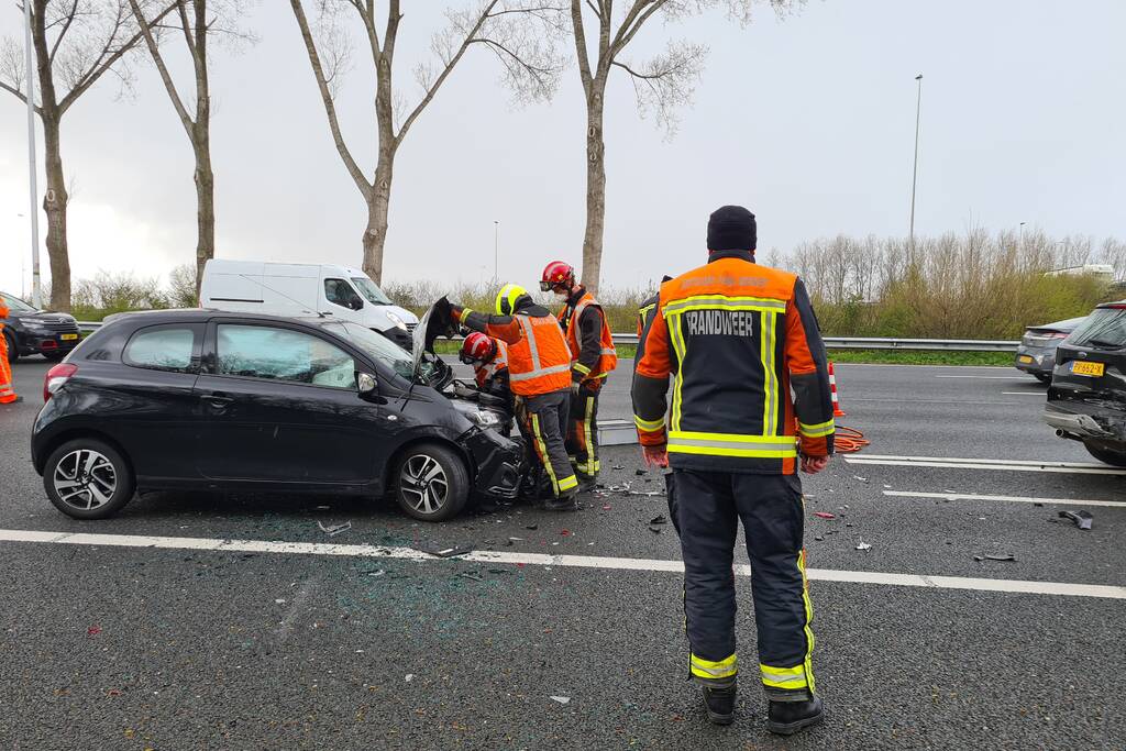 Veel schade na botsing met meerdere voertuigen