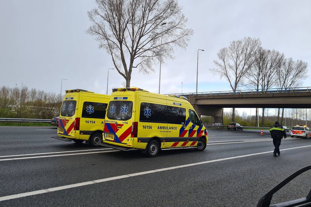 Veel schade na botsing met meerdere voertuigen
