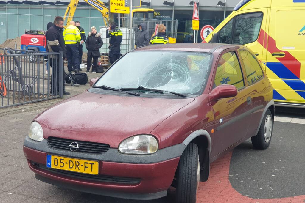 Vrouw met kinderwagen aangereden door auto