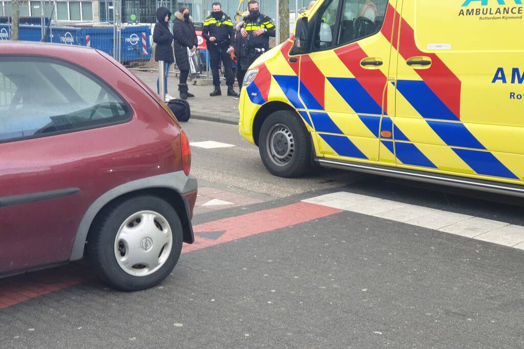 Vrouw met kinderwagen aangereden door auto