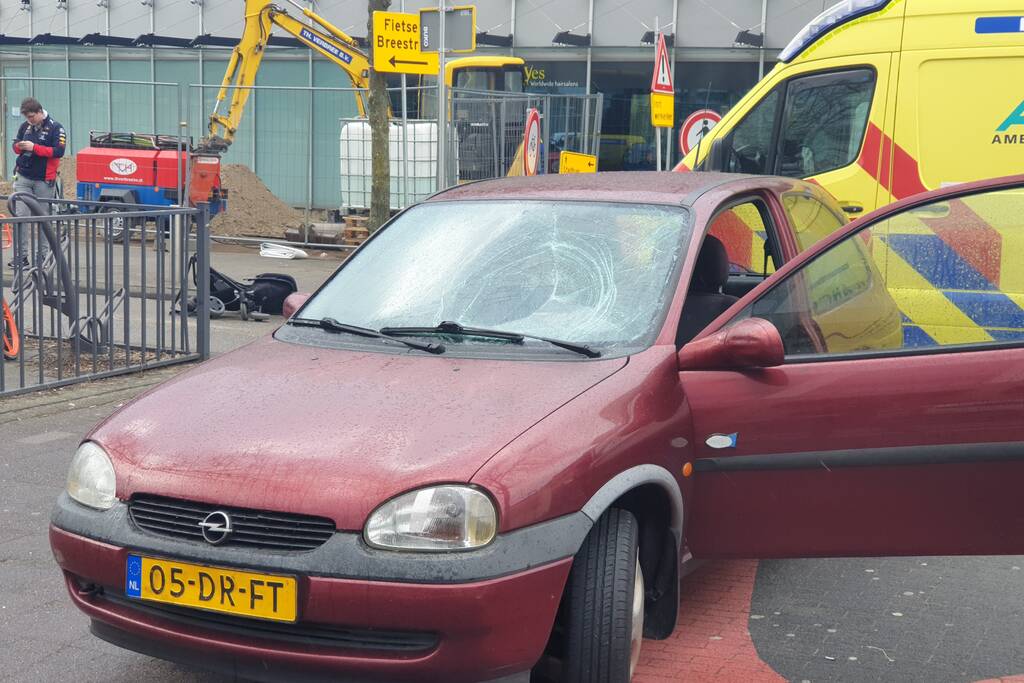 Vrouw met kinderwagen aangereden door auto