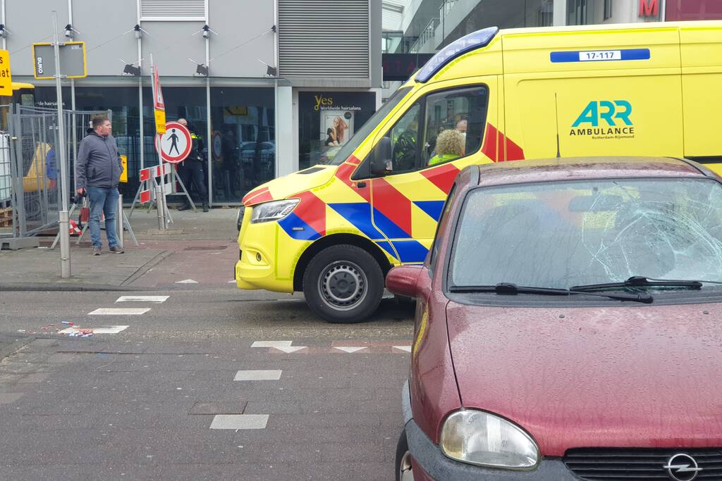 Vrouw met kinderwagen aangereden door auto