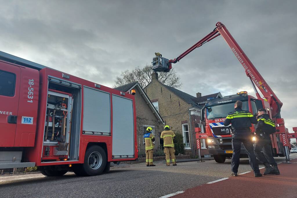 Brandweer veegt schoorsteen na brand