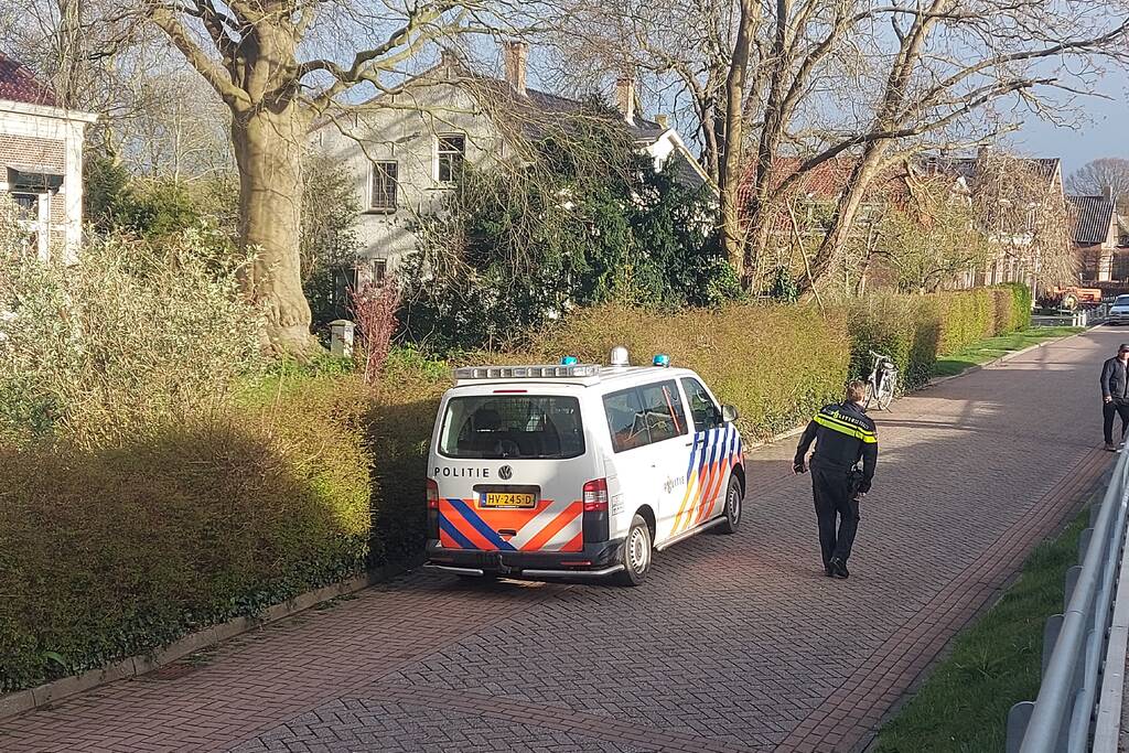 Brandweer veegt schoorsteen na brand