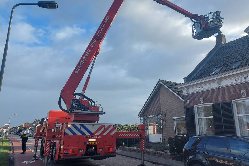 Brandweer veegt schoorsteen na brand