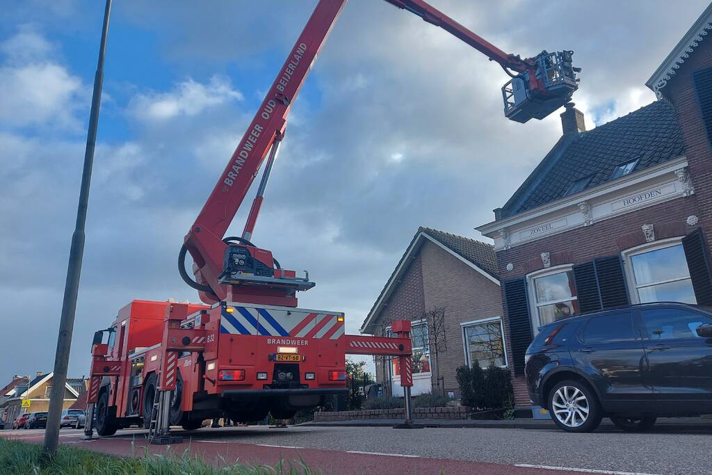 Brandweer veegt schoorsteen na brand
