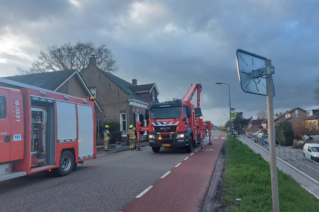 Brandweer veegt schoorsteen na brand