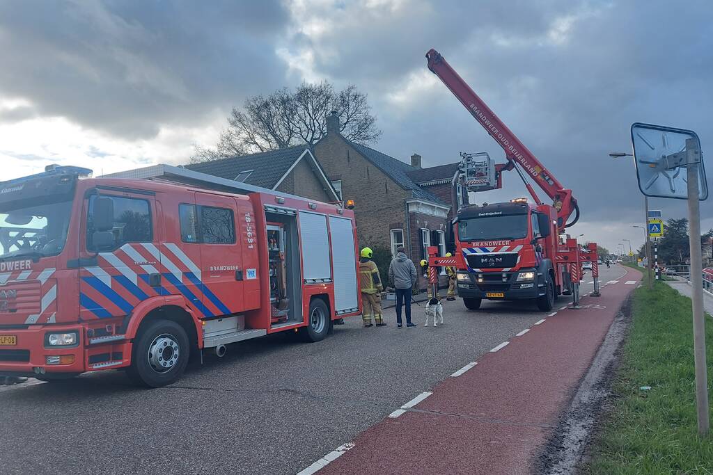 Brandweer veegt schoorsteen na brand