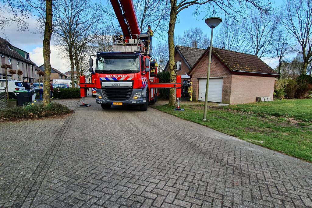 Brandweer blust schoorsteenbrand