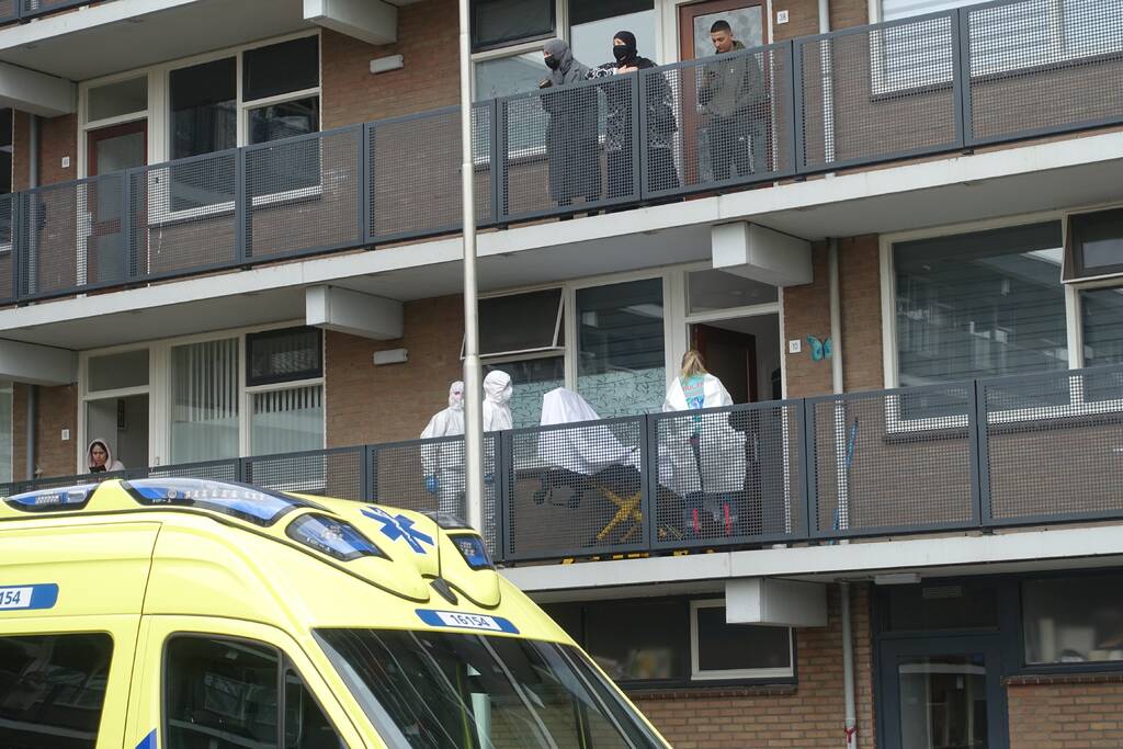 Traumahelikopter landt bij CVV De Jodan Boys