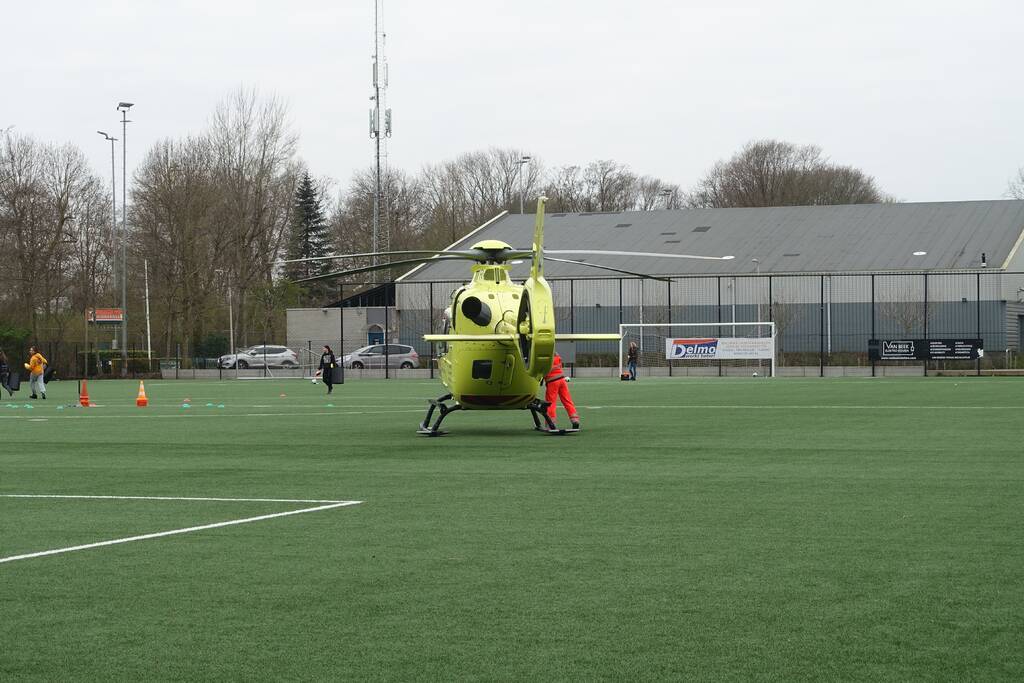 Traumahelikopter landt bij CVV De Jodan Boys