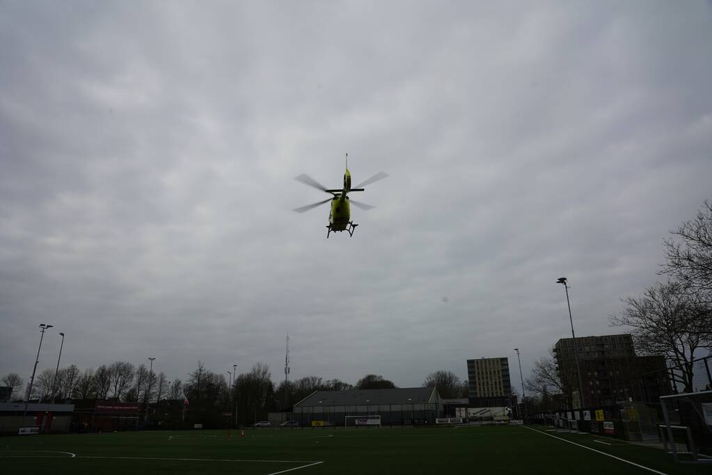 Traumahelikopter landt bij CVV De Jodan Boys