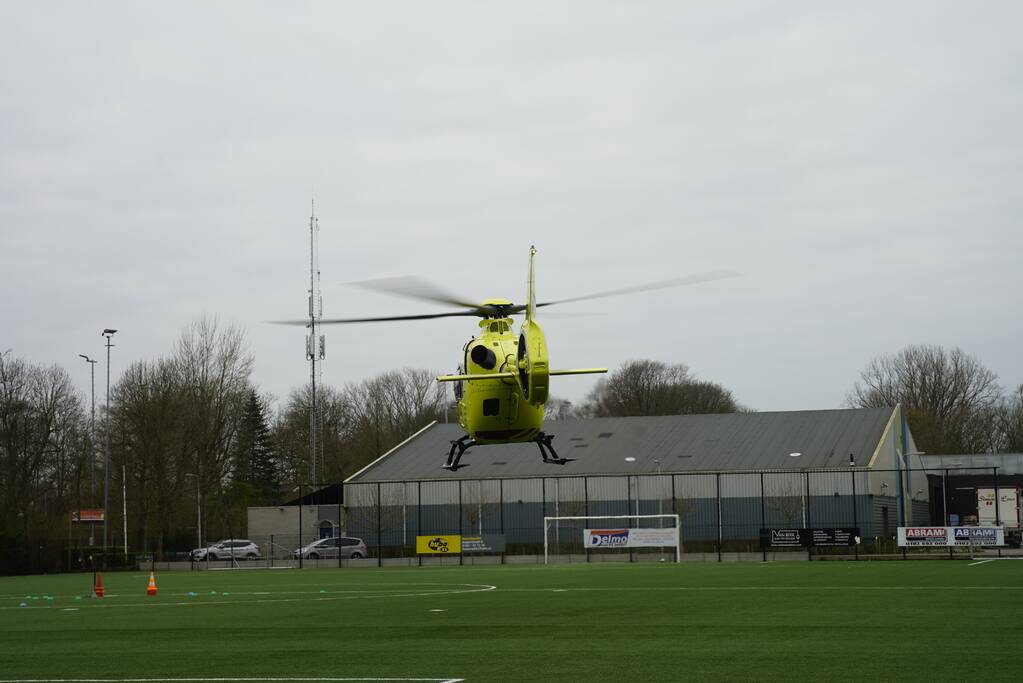 Traumahelikopter landt bij CVV De Jodan Boys