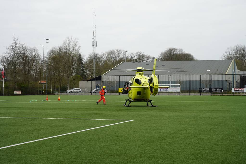 Traumahelikopter landt bij CVV De Jodan Boys