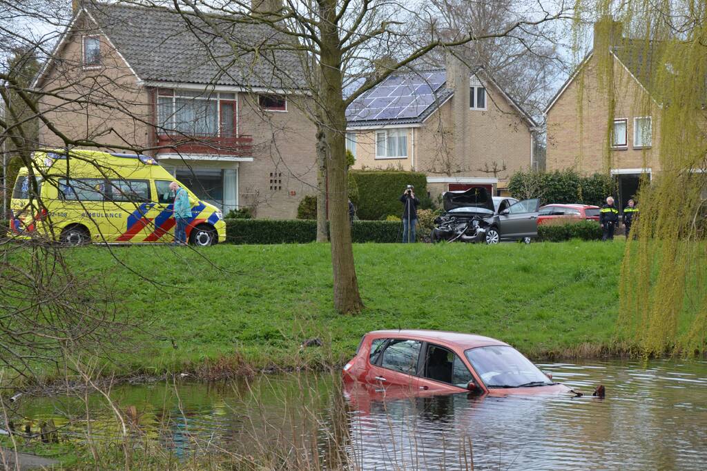 Auto belandt in het water na botsing
