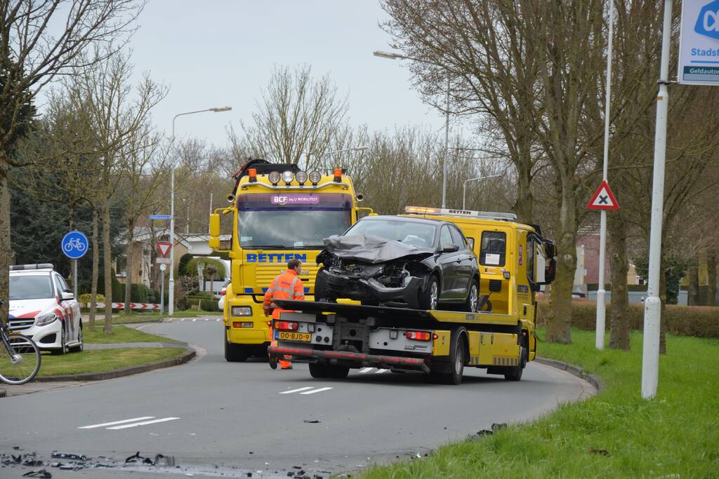 Auto belandt in het water na botsing