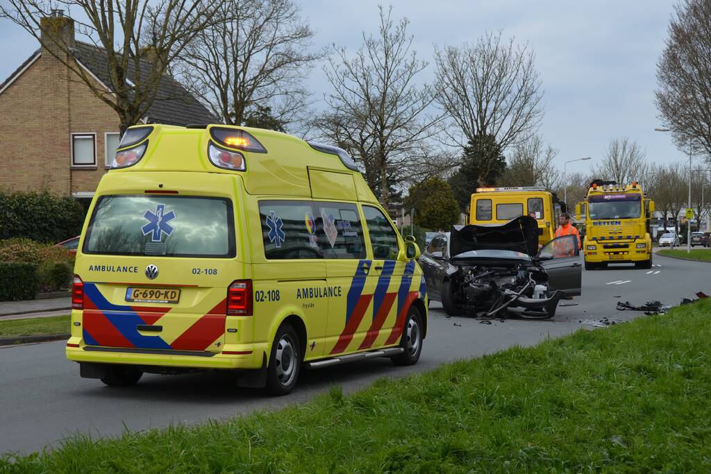 Auto belandt in het water na botsing