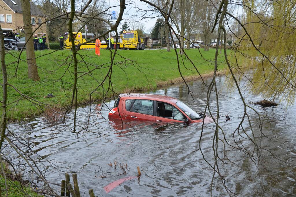 Auto belandt in het water na botsing
