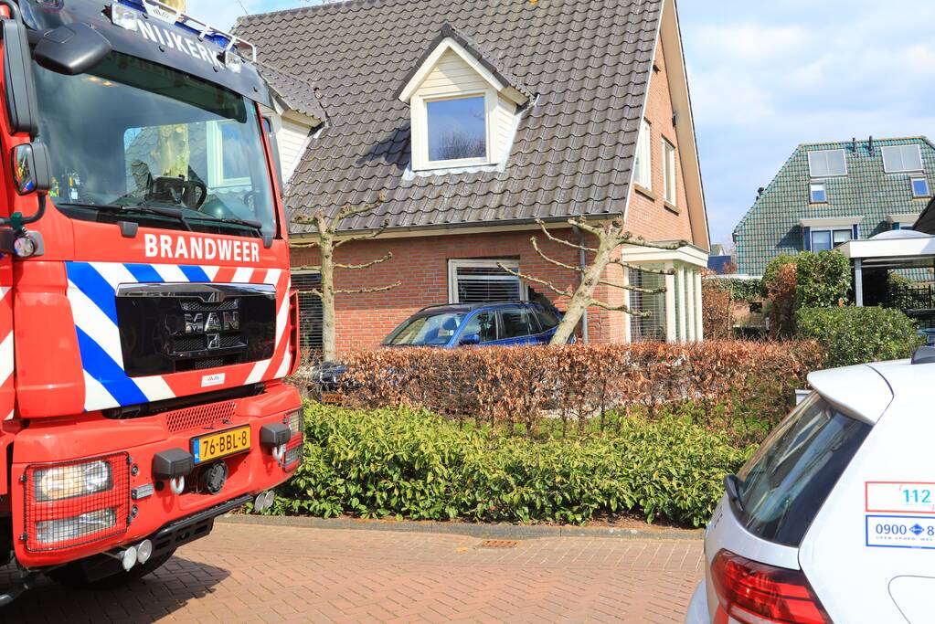 Forse schade nadat auto tegen woning rijdt