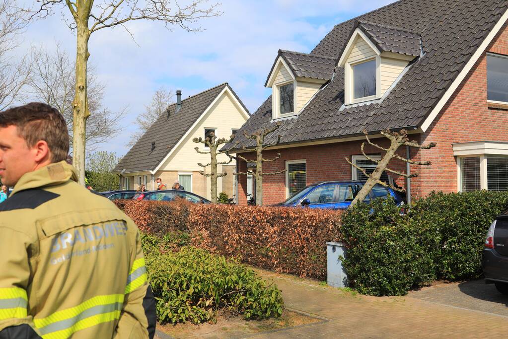 Forse schade nadat auto tegen woning rijdt