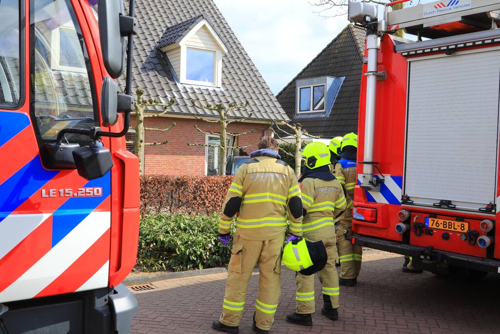 Forse schade nadat auto tegen woning rijdt