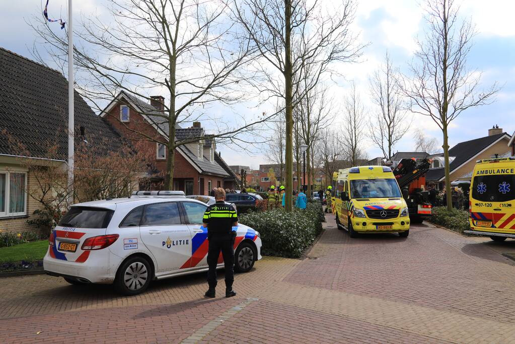 Forse schade nadat auto tegen woning rijdt