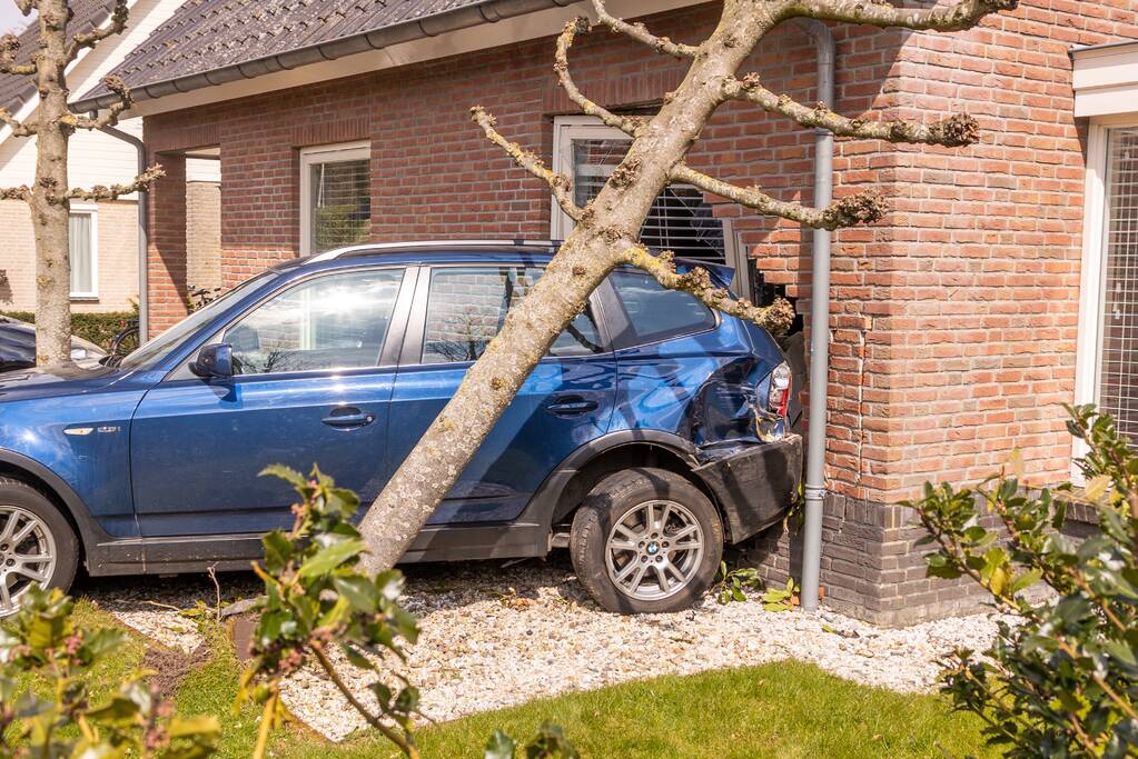 Forse schade nadat auto tegen woning rijdt