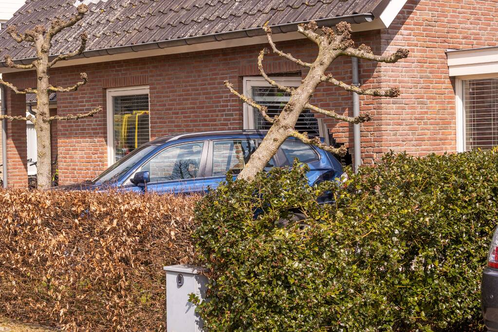 Forse schade nadat auto tegen woning rijdt