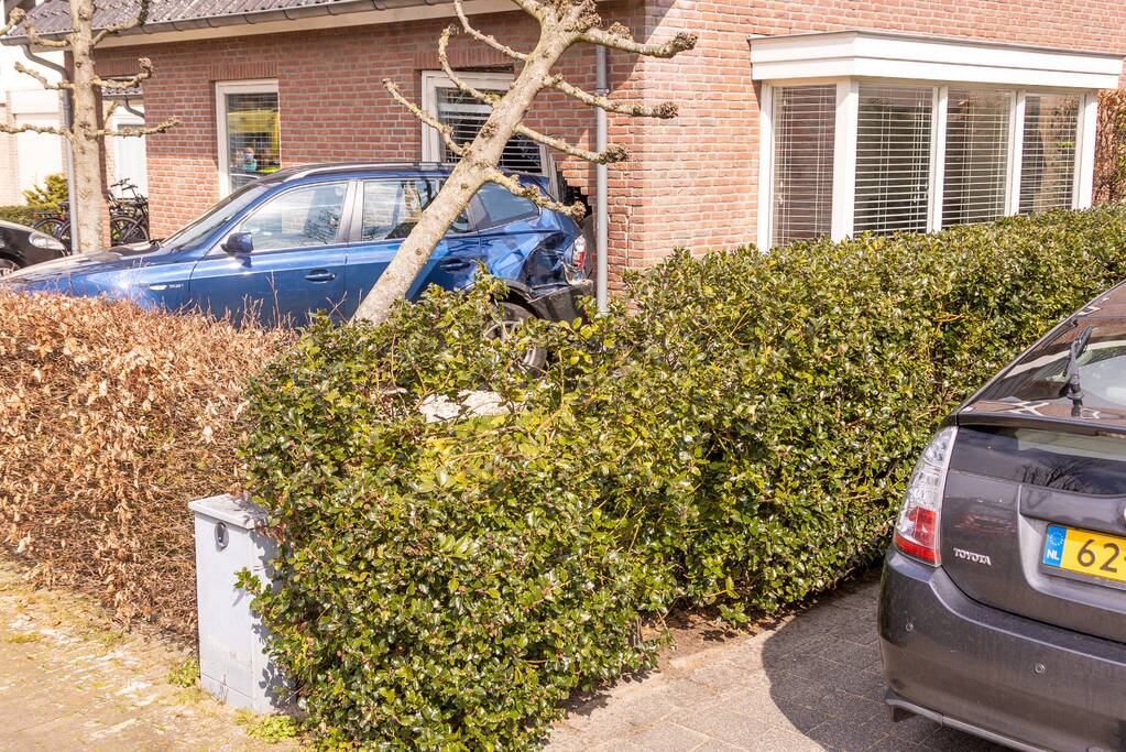 Forse schade nadat auto tegen woning rijdt