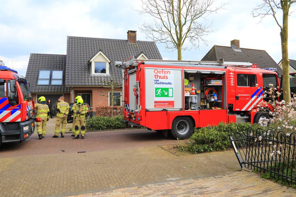 Forse schade nadat auto tegen woning rijdt