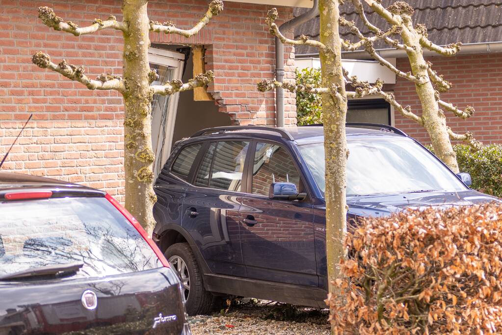 Forse schade nadat auto tegen woning rijdt