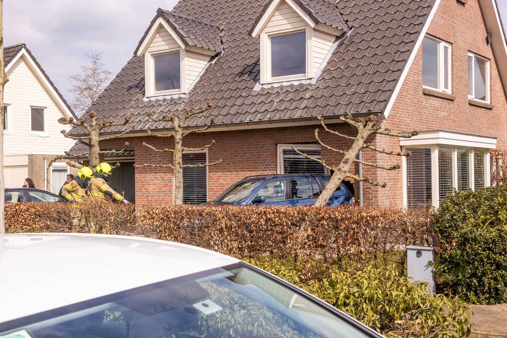 Forse schade nadat auto tegen woning rijdt