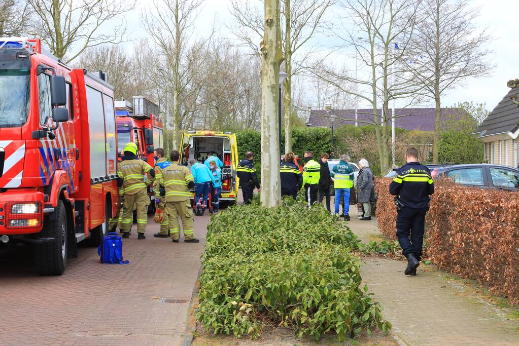 Forse schade nadat auto tegen woning rijdt
