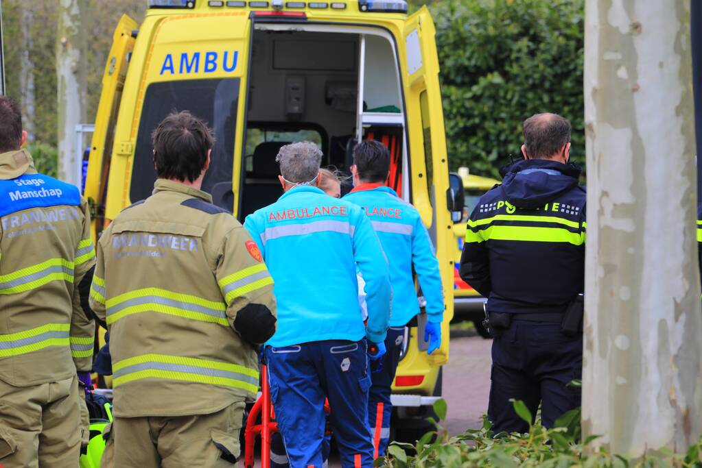 Forse schade nadat auto tegen woning rijdt